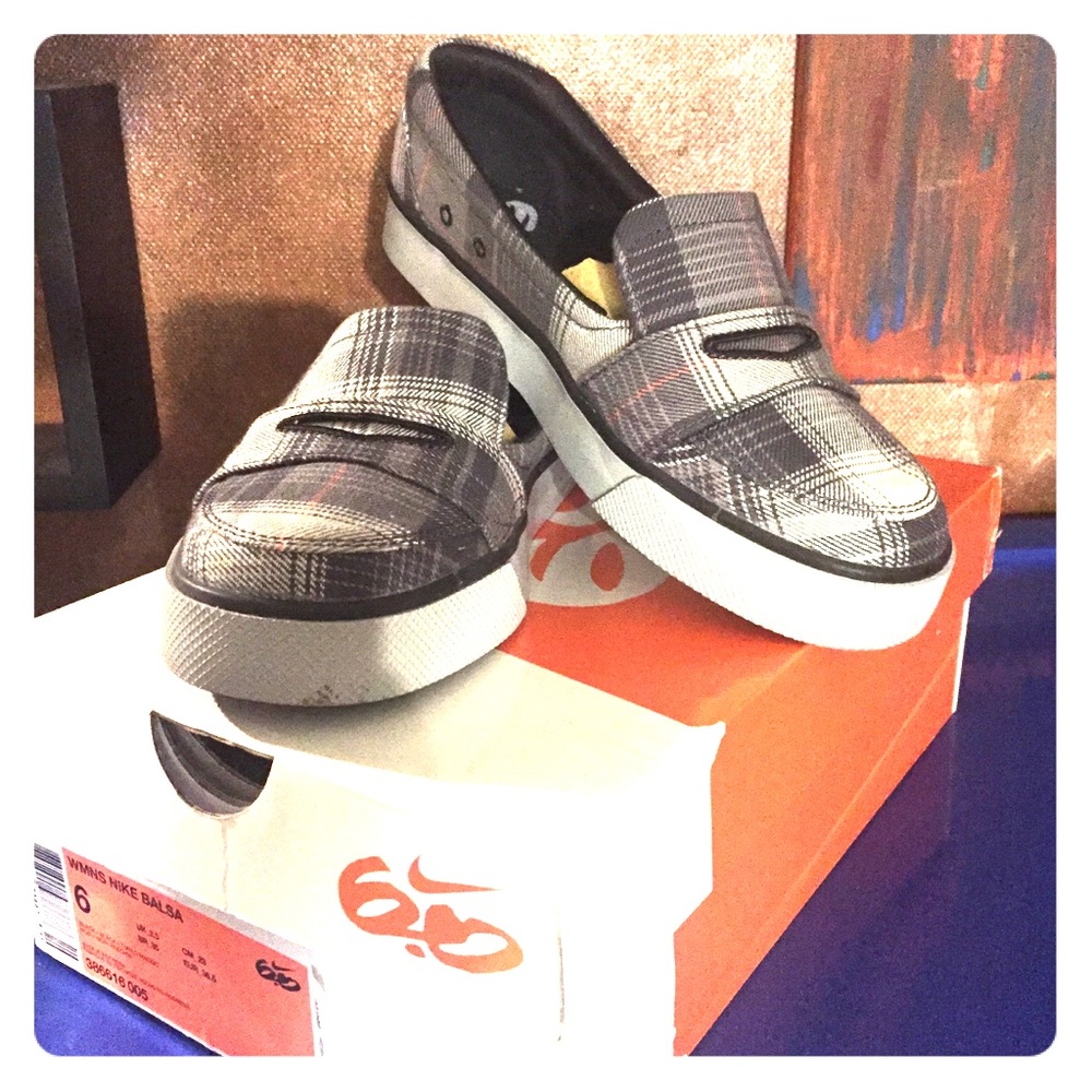 NEW Plaid Nike